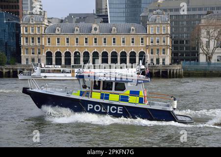 Metropolitan Police Marine Police Unit Boot Tim RUPRECHT patrouilliert die Themse im Zentrum von London UK Stockfoto