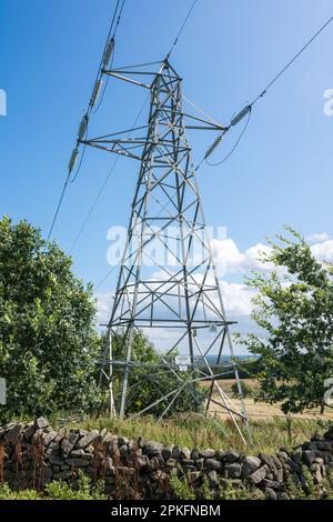 Ein Hochhaus aus dem Jahr 132kV in der Nähe des Dales High Way Fernweges in Yorkshire. Stockfoto