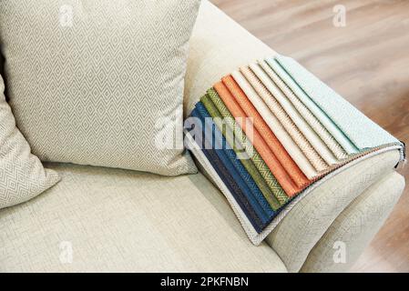 Stoffproben von Polstersofas im Geschäft Stockfoto