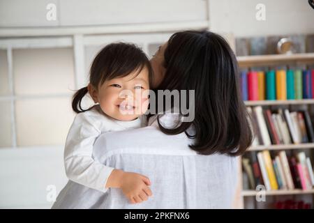 Die Familie hängt im Wohnzimmer rum Stockfoto