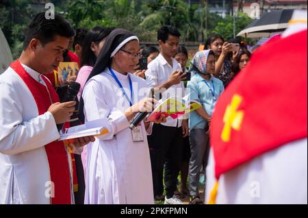 GUWAHATI, INDIEN - 7. APRIL: Christliche Anhänger nehmen am 7. April 2023 an einer Karfreitagsprozession in Guwahati, Indien Teil. Stockfoto