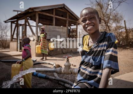 Kenia. 18. Februar 2023. Kinder, die frisches Wasser aus einem modernen Brunnen genießen der Klimawandel verursacht in Ostafrika die schlimmste Dürre in seiner Geschichte: Es hat in dieser Region seit mehr als drei Jahren nicht mehr geregnet, und mehr als 36 Millionen Menschen sind mit den verheerenden Folgen einer Welle konfrontiert, die laut Prognosen nicht in absehbarer Zeit enden wird. In Turkana, nördlich von Kenia, kämpfen die Menschen, um diese schreckliche Dürre zu überleben. Kredit: SOPA Images Limited/Alamy Live News Stockfoto