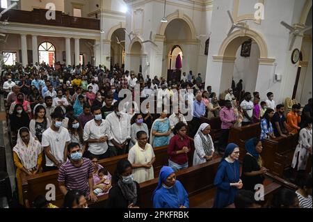 New Delhi, Delhi, Indien. 7. April 2023. Christen beten am Karfreitag in der Sacred Heart Cathedral in Neu-Delhi, Indien, am 7. April 2023. Karfreitag wird jedes Jahr zum Gedenken an den Tod und die Auferstehung Jesu Christi begangen. (Kreditbild: © Kabir Jhangiani/ZUMA Press Wire) NUR REDAKTIONELLE VERWENDUNG! Nicht für den kommerziellen GEBRAUCH! Stockfoto