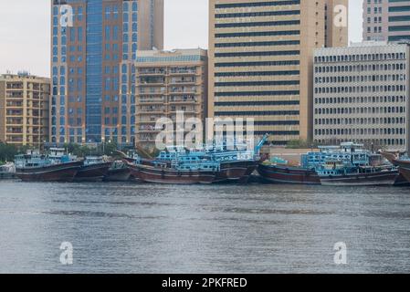 Frieght- und Fracht-Dhows, die an der Deira Waterfront in Dubai angelegt sind, sehen Sie über den Bach von Bur Dubai aus Stockfoto