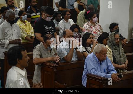 New Delhi, Delhi, Indien. 7. April 2023. Christen beten am Karfreitag in der Sacred Heart Cathedral in Neu-Delhi, Indien, am 7. April 2023. Karfreitag wird jedes Jahr zum Gedenken an den Tod und die Auferstehung Jesu Christi begangen. (Kreditbild: © Kabir Jhangiani/ZUMA Press Wire) NUR REDAKTIONELLE VERWENDUNG! Nicht für den kommerziellen GEBRAUCH! Stockfoto