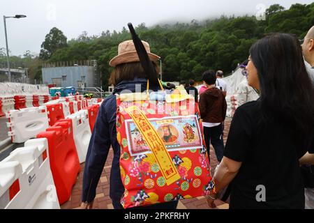 Grabfräsen auf dem Ching Ming Festival auf dem Junk Bay Chinese Permanent Cemetery, Tseung Kwan O. 05APR23. SCMP/Dickson Lee Stockfoto