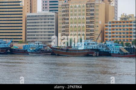 Frieght- und Fracht-Dhows, die an der Deira Waterfront in Dubai angelegt sind, sehen Sie über den Bach von Bur Dubai aus Stockfoto