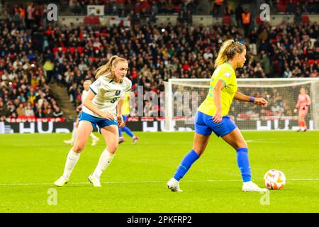 Wembley Stadium, London, Großbritannien. 6. April 2023. Georgia Stanway (England 8) sucht beim Womens Finalissima 2023-Fußballspiel zwischen England (UEFA Womens European Champion) und Brasilien (CONMEBOL Womens South American Champion) im Wembley Stadium, London, England nach dem Abfangen. (Claire Jeffrey/SPP) Kredit: SPP Sport Press Photo. Alamy Live News Stockfoto