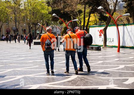 Baku, Aserbaidschan, 15. Juli 2018: Ausländische Touristen laufen auf dem Brunnenplatz von Baku Aserbaidschan Stockfoto