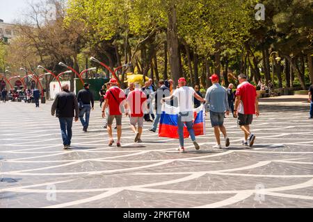 Baku, Aserbaidschan, 15. Juli 2018: Ausländische Touristen laufen auf dem Brunnenplatz von Baku Aserbaidschan Stockfoto