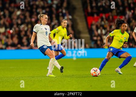 Wembley Stadium, London, Großbritannien. 6. April 2023. Georgia Stanway (England 8) sucht nach einem Pass beim Womens Finalissima 2023 Fußballspiel zwischen England (UEFA Womens European Champion) und Brasilien (CONMEBOL Womens South American Champion) im Wembley Stadium, London, England. (Claire Jeffrey/SPP) Kredit: SPP Sport Press Photo. Alamy Live News Stockfoto