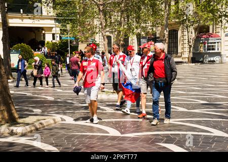 Baku, Aserbaidschan, 15. Juli 2018: Ausländische Touristen laufen auf dem Brunnenplatz von Baku Aserbaidschan Stockfoto