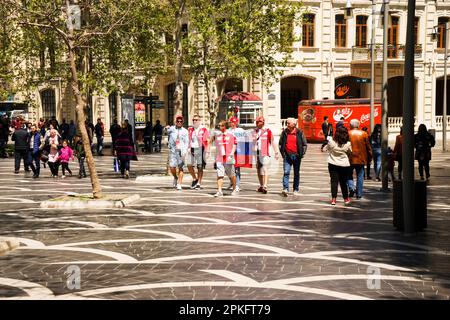 Baku, Aserbaidschan, 15. Juli 2018: Ausländische Touristen laufen auf dem Brunnenplatz von Baku Aserbaidschan Stockfoto