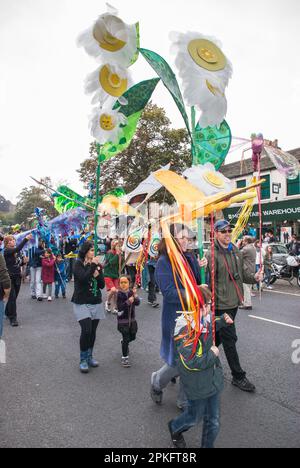 Familienbeteiligung an der Straßenparade beim Skipton Puppet Festival 2015. Stockfoto