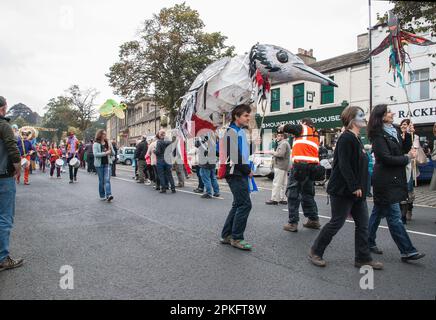 Riesenvögel auf der Straßenparade beim Skipton Puppet Festival 2015. Stockfoto