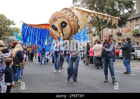 Riesenvögel, darunter eine Eule, wurden bei der Straßenparade beim Skipton Puppet Festival 2015 vorgestellt. Stockfoto