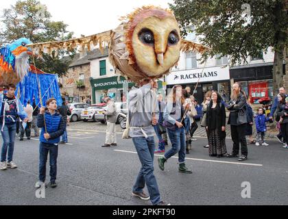 Riesenvögel, darunter eine Eule, wurden bei der Straßenparade beim Skipton Puppet Festival 2015 vorgestellt. Stockfoto