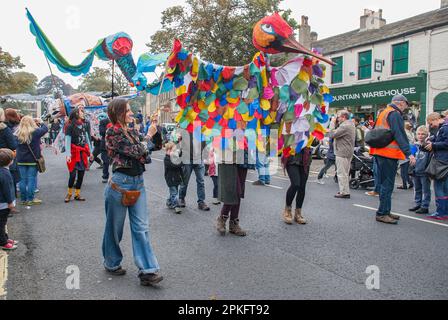 Riesenvögel auf der Straßenparade beim Skipton Puppet Festival 2015. Stockfoto