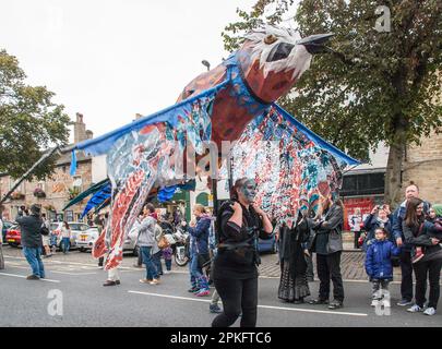 Riesenvögel auf der Straßenparade beim Skipton Puppet Festival 2015. Stockfoto