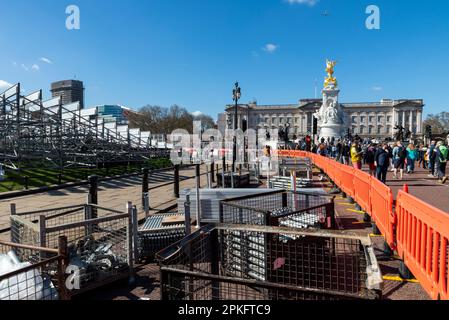 Westminster, London, Großbritannien. 7. April 2023. Auf einer großen Fläche mit Sitzplätzen gegenüber dem Buckingham Palace an der Spitze der Mall werden Bauarbeiten durchgeführt, um Veranstaltungen im Zusammenhang mit der Krönung von König Karl III. Im Mai vorzubereiten. Der Zugang zur Straße und zum Bürgersteig wurde gesperrt Stockfoto