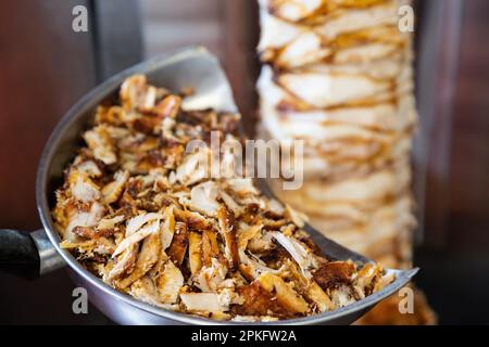 Saftige griechische, traditionelle Gyros, gegrillt und gehackt für Sandwich, Hühnerfleisch-Doner, Schawarma Stockfoto