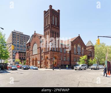 Der Baptist Temple in Downtown Brooklyn/Boerum Hill ist aus Ziegelsteinen auf einer Brownstone-Basis an der Ecke Schermerhorn Street und Third Avenue gebaut. Stockfoto