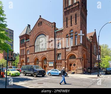 Der Baptist Temple in Downtown Brooklyn/Boerum Hill ist aus Ziegelsteinen auf einer Brownstone-Basis an der Ecke Schermerhorn Street und Third Avenue gebaut. Stockfoto