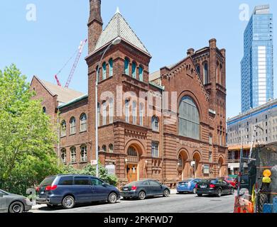 Der Baptist Temple in Downtown Brooklyn/Boerum Hill ist aus Ziegelsteinen auf einer Brownstone-Basis an der Ecke Schermerhorn Street und Third Avenue gebaut. Stockfoto