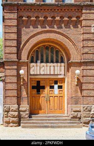 Der Baptist Temple in Downtown Brooklyn/Boerum Hill ist aus Ziegelsteinen auf einer Brownstone-Basis an der Ecke Schermerhorn Street und Third Avenue gebaut. Stockfoto