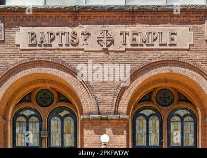 Der Baptist Temple in Downtown Brooklyn/Boerum Hill ist aus Ziegelsteinen auf einer Brownstone-Basis an der Ecke Schermerhorn Street und Third Avenue gebaut. Stockfoto