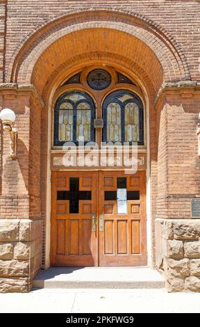 Der Baptist Temple in Downtown Brooklyn/Boerum Hill ist aus Ziegelsteinen auf einer Brownstone-Basis an der Ecke Schermerhorn Street und Third Avenue gebaut. Stockfoto