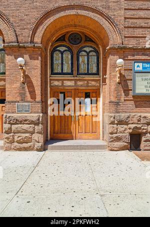 Der Baptist Temple in Downtown Brooklyn/Boerum Hill ist aus Ziegelsteinen auf einer Brownstone-Basis an der Ecke Schermerhorn Street und Third Avenue gebaut. Stockfoto