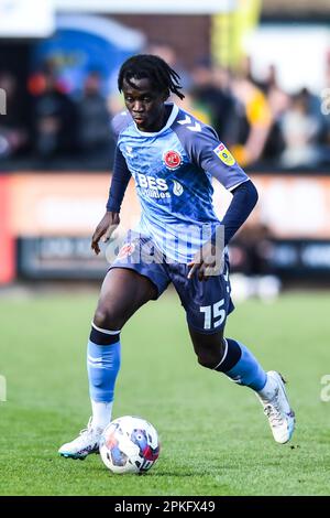 Junior Quitirna (15 Fleetwood) kontrolliert den Ball während des Spiels der Sky Bet League 1 zwischen Cambridge United und Fleetwood Town am Freitag, den 7. April 2023, im R Costings Abbey Stadium in Cambridge. (Foto: Kevin Hodgson | MI News) Guthaben: MI News & Sport /Alamy Live News Stockfoto