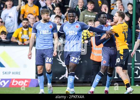 Sam Smith (10 Cambridge United) versucht am Freitag, den 7. April 2023, während des Spiels der Sky Bet League 1 zwischen Cambridge United und Fleetwood Town im R Costings Abbey Stadium, Cambridge, nach Toto Nsiala (22 Fleetwood) zu gelangen. (Foto: Kevin Hodgson | MI News) Guthaben: MI News & Sport /Alamy Live News Stockfoto