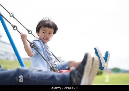 Kleiner Bruder auf der Schaukel Stockfoto