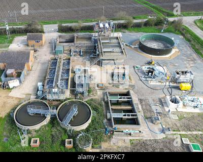 Draufsicht der Drohne auf die Hauptstufen der Reinigung, wie sie in den Schmutzwassertanks einer modernen Kläranlage zu sehen ist. Stockfoto