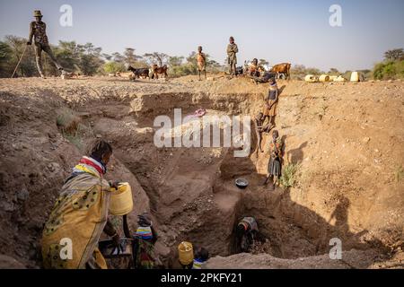 Turkana, Kenia. 18. Februar 2023. Die Menschen in Turkana, die Wasser aus einem Brunnen beziehen, um die Dürre zu überleben der Klimawandel verursacht in Ostafrika die schlimmste Dürre in seiner Geschichte: Es hat in dieser Region seit mehr als drei Jahren nicht mehr geregnet, und mehr als 36 Millionen Menschen sind mit den verheerenden Folgen einer Welle konfrontiert, die laut Prognosen nicht in absehbarer Zeit enden wird. In Turkana, nördlich von Kenia, kämpfen die Menschen, um diese schreckliche Dürre zu überleben. (Kreditbild: © Simone Boccaccio/SOPA Images via ZUMA Press Wire) NUR REDAKTIONELLE VERWENDUNG! Nicht für den kommerziellen GEBRAUCH! Stockfoto