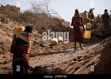 Turkana, Kenia. 18. Februar 2023. Die Menschen in Turkana, die Wasser aus einem Brunnen beziehen, um die Dürre zu überleben der Klimawandel verursacht in Ostafrika die schlimmste Dürre in seiner Geschichte: Es hat in dieser Region seit mehr als drei Jahren nicht mehr geregnet, und mehr als 36 Millionen Menschen sind mit den verheerenden Folgen einer Welle konfrontiert, die laut Prognosen nicht in absehbarer Zeit enden wird. In Turkana, nördlich von Kenia, kämpfen die Menschen, um diese schreckliche Dürre zu überleben. (Kreditbild: © Simone Boccaccio/SOPA Images via ZUMA Press Wire) NUR REDAKTIONELLE VERWENDUNG! Nicht für den kommerziellen GEBRAUCH! Stockfoto