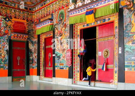 Die Tür des Rumtek Klosters, auch Dharma Chakra Centre genannt, ist eine Gompa im indischen Staat Sikkim nahe der Hauptstadt Gangtok. Stockfoto