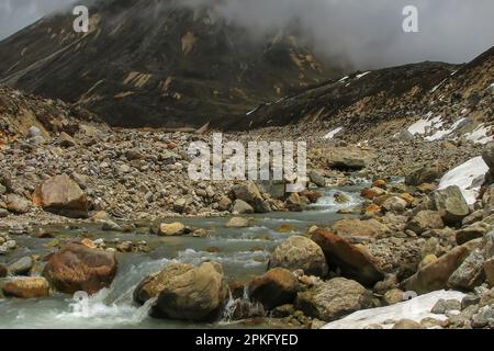 Eiskalter Lachung Fluss fließt aus dem Gletscher in Yumesamdong, Zero Point, Sikkim, Indien. Höhe 15.300 Fuß, letzter Außenposten der Zivilisation. Stockfoto