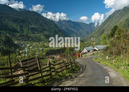 Straße von Lachung, Lachung-Tal, Stadt und eine wunderschöne Bergstation im Nordosten von Sikkim, Indien. 9.600 Fuß, Zusammenfluss von lachung und lachen Flüssen. Stockfoto