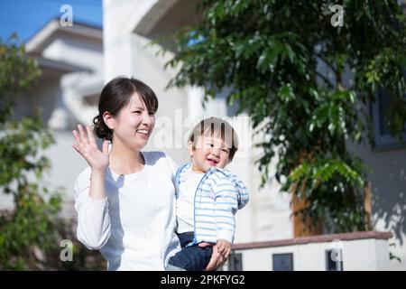 Frau mit Kind, die ihre Hand wegwinkt Stockfoto