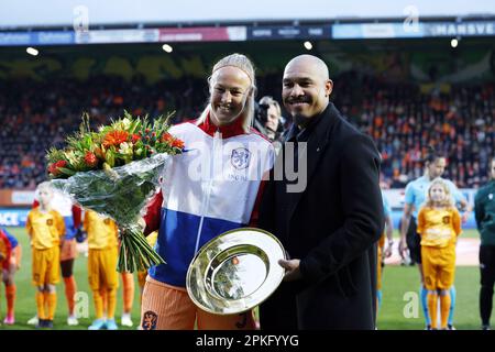 SITTARD - (lr) Stefanie van der Gragt aus Holland spielt ihr internationales Spiel 100., KNVB Technical Director Nigel de Jong, während des Freundschaftsspiels für Frauen zwischen den Niederlanden und Deutschland im Fortuna Sittard Stadion am 7. April 2023 in Sittard, Niederlande. ANP MARCEL VAN HORN Credit: ANP/Alamy Live News Stockfoto