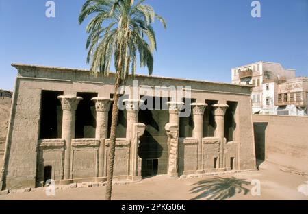 Der Tempel von Esna, dem gott Khnum gewidmet. Ägypten Eine Säulenhalle mit 24 Säulen mit Lotus und Palmen, einem der neuesten Tempel Stockfoto