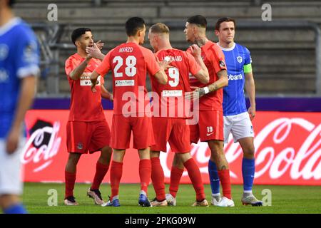 Lommel, Belgien. 07. April 2023. Die Spieler von Dender feiern nach einem Tor während eines Fußballspiels zwischen Jong Genk (U23) und Dender EH am Freitag, den 07. April 2023 in Genk, am 6. Tag der Relegation Play-offs der 1B. Division der belgischen Meisterschaft „Challenger Pro League“ 2022-2023. BELGA FOTO JILL DELSAUX Kredit: Belga News Agency/Alamy Live News Stockfoto