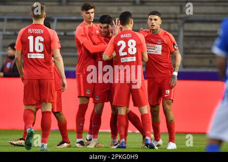 Lommel, Belgien. 07. April 2023. Die Spieler von Dender feiern nach einem Tor während eines Fußballspiels zwischen Jong Genk (U23) und Dender EH am Freitag, den 07. April 2023 in Genk, am 6. Tag der Relegation Play-offs der 1B. Division der belgischen Meisterschaft „Challenger Pro League“ 2022-2023. BELGA FOTO JILL DELSAUX Kredit: Belga News Agency/Alamy Live News Stockfoto