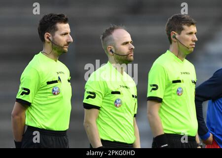 Lommel, Belgien. 07. April 2023. Schiedsrichter, die während eines Fußballspiels zwischen Jong Genk (U23) und Dender EH am Freitag, den 07. April 2023 in Genk, am 6. Tag der Relegation Play-offs der 1B. Division der belgischen Meisterschaft „Challenger Pro League“ 2022-2023 abgebildet wurden. BELGA FOTO JILL DELSAUX Kredit: Belga News Agency/Alamy Live News Stockfoto