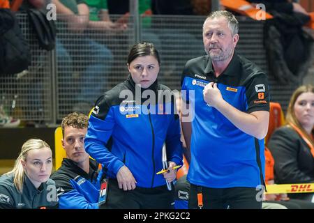 Almere, Niederlande. 07. April 2023. ALMERE, NIEDERLANDE - APRIL 7: Jasmina Jankovich aus den Niederlanden, Coach per Johansson aus den Niederlanden während des Freundschaftsspiels zwischen den Niederlanden und Schweden im Topsportcentrum am 7. April 2023 in Almere, Niederlande (Foto: Henk Seppen/Orange Pictures). Guthaben: Orange Pics BV/Alamy Live News Stockfoto