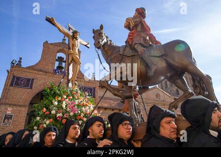 Die Bußgesellen und Mitglieder der Bruderschaft von Nuestro Padre Jes' Nazareno und Patrocinio de San José tragen auf ihren Schultern das Bild von „La Lanzada (Longino's Horse)“, wenn sie die Kirche San Lorenzo verlassen, während der Prozession der Stufen, die durch die Straßen von Sahagun wandern. Kredit: SOPA Images Limited/Alamy Live News Stockfoto