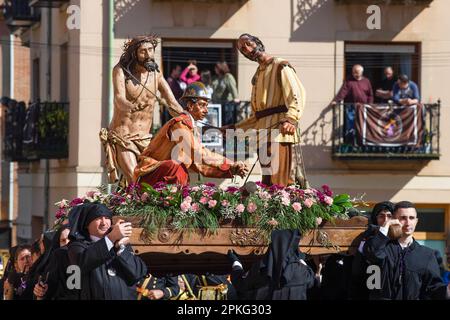 Die Mitglieder der Brüderschaft von Nuestro Padre Jes Nazareno und Patrocinio de San José tragen das Bild von „Jesus auf Golgotha“ auf ihren Schultern, während der Prozession der Stufen, die durch die Straßen von Sahag verlief Kredit: SOPA Images Limited/Alamy Live News Stockfoto